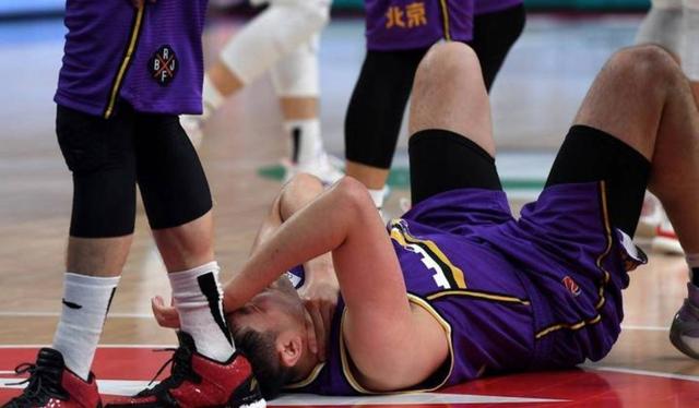 关于主力球员受伤赛季报销，球队前景堪忧的信息