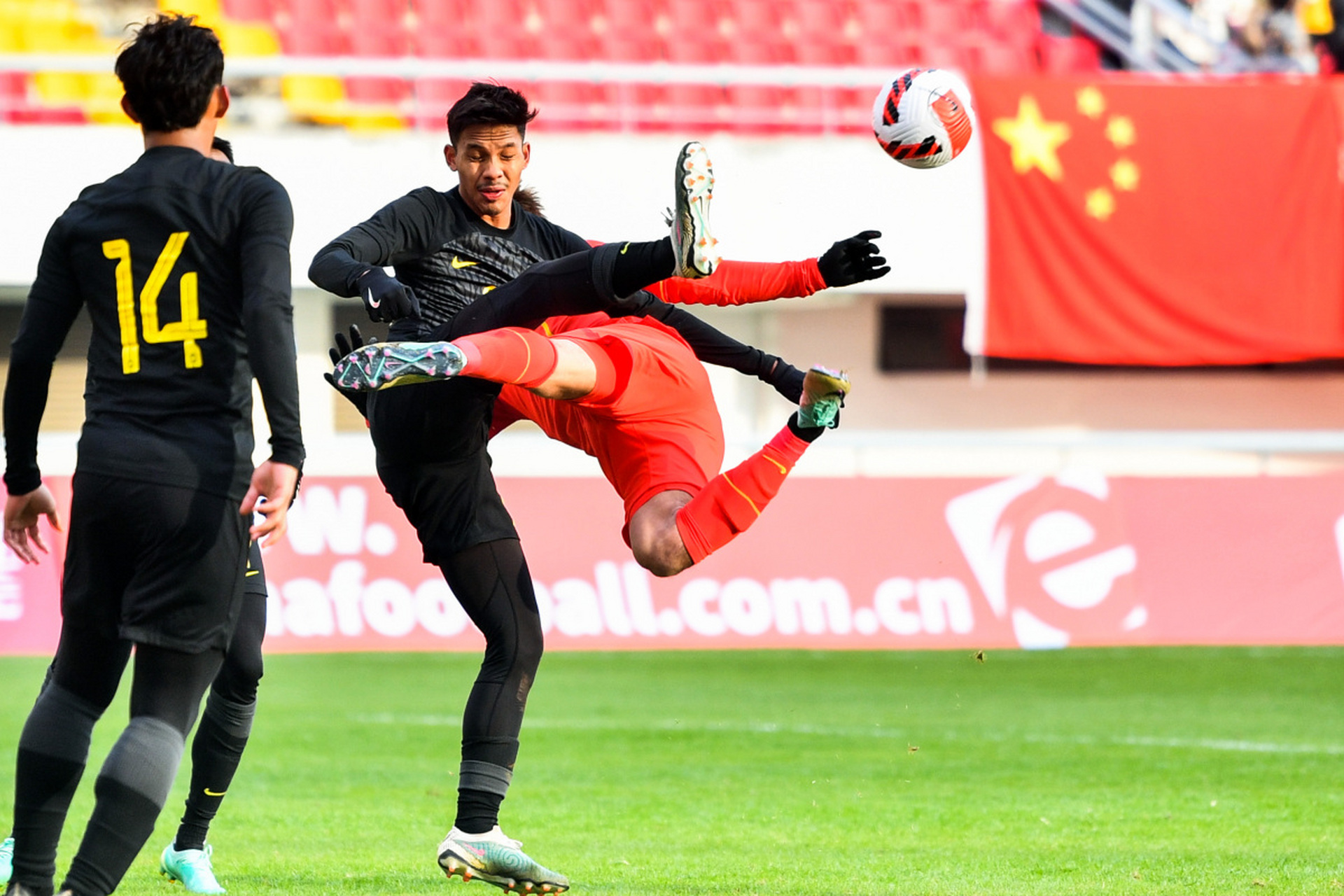 精湛技艺！中国足球队在国际大赛中脱颖而出的简单介绍